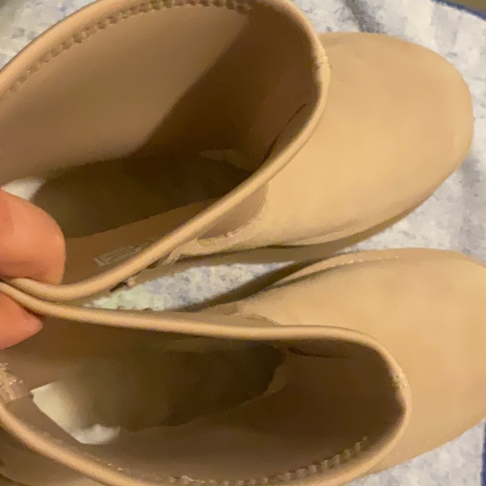 UGG Platform Boots in Sand Size 10, NWT - Picture 13 of 16